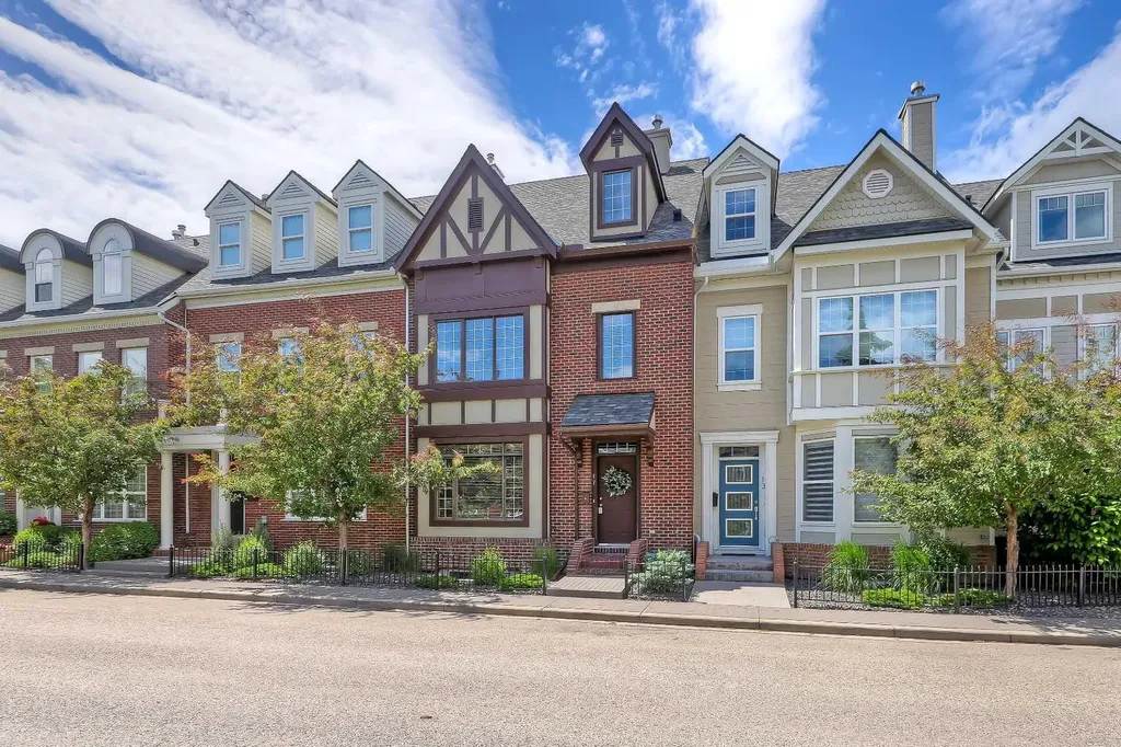 17 Somme Boulevard SW Calgary AB T2T 6K7