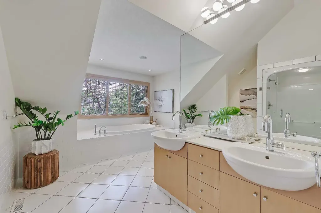 17 Somme Boulevard SW Calgary AB T2T 6K7