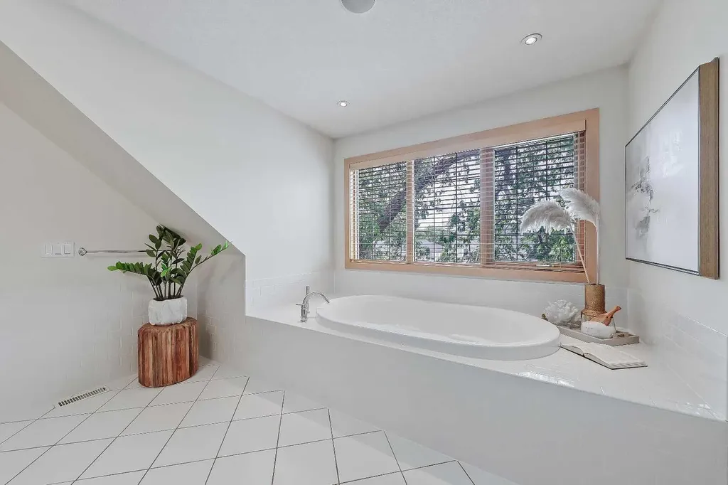 17 Somme Boulevard SW Calgary AB T2T 6K7