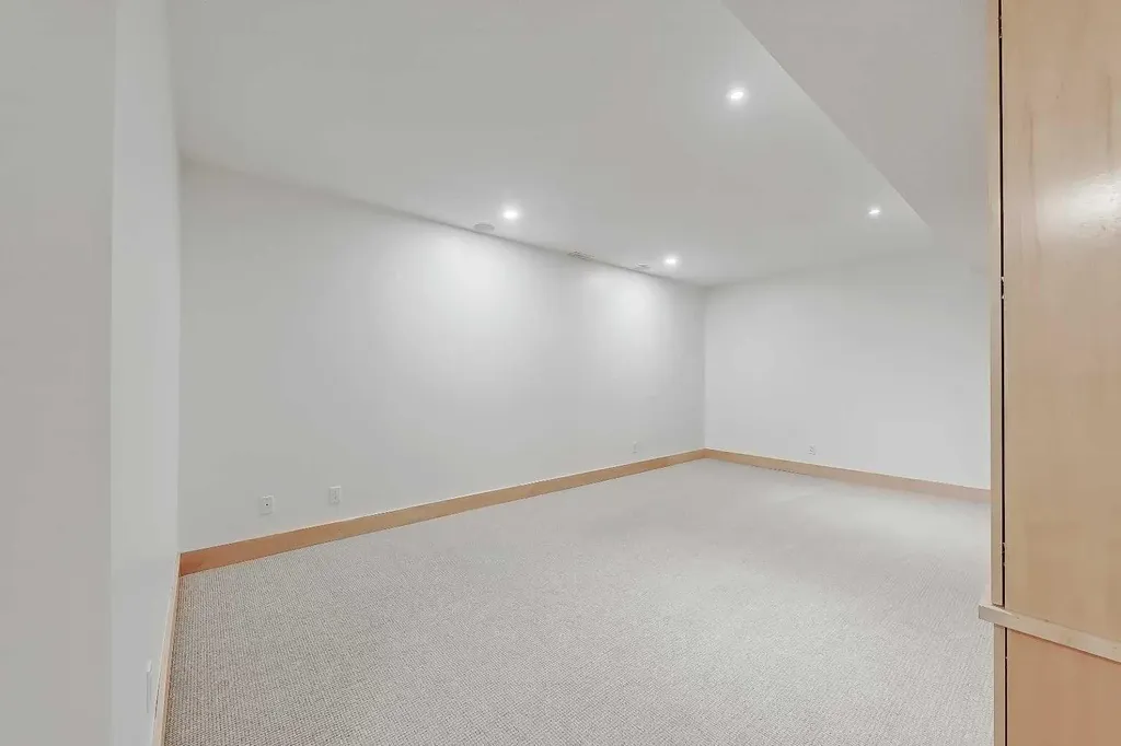 17 Somme Boulevard SW Calgary AB T2T 6K7