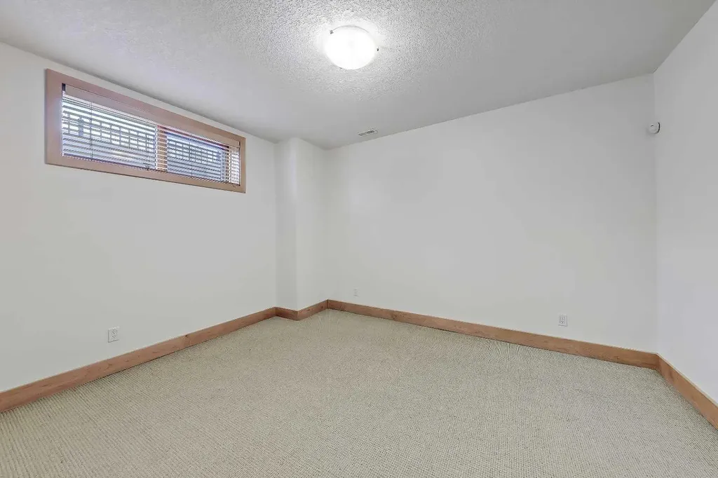 17 Somme Boulevard SW Calgary AB T2T 6K7