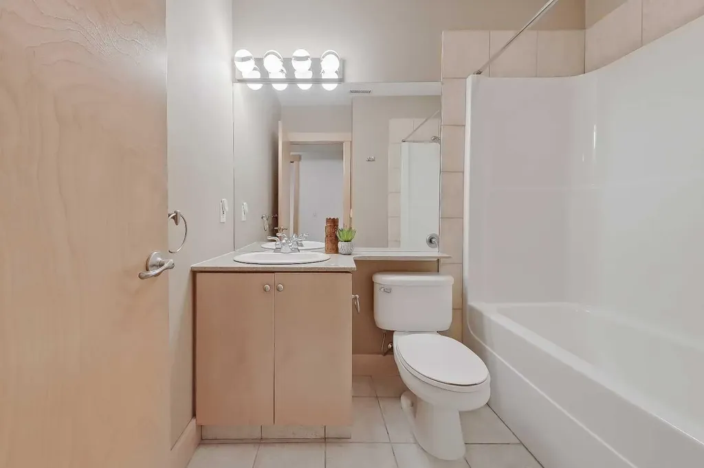 17 Somme Boulevard SW Calgary AB T2T 6K7