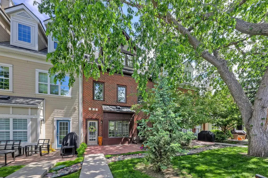17 Somme Boulevard SW Calgary AB T2T 6K7