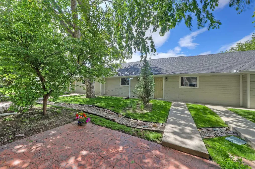 17 Somme Boulevard SW Calgary AB T2T 6K7