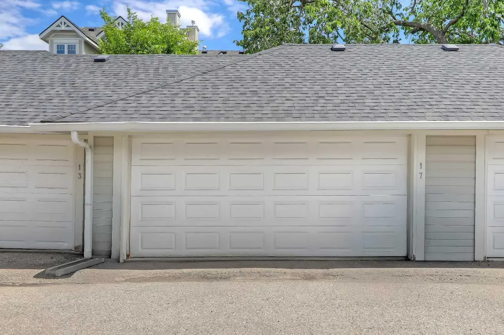 17 Somme Boulevard SW Calgary AB T2T 6K7