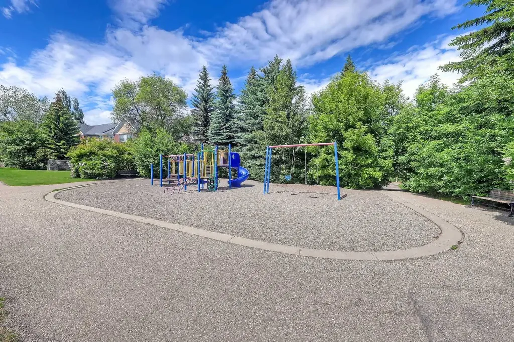 17 Somme Boulevard SW Calgary AB T2T 6K7