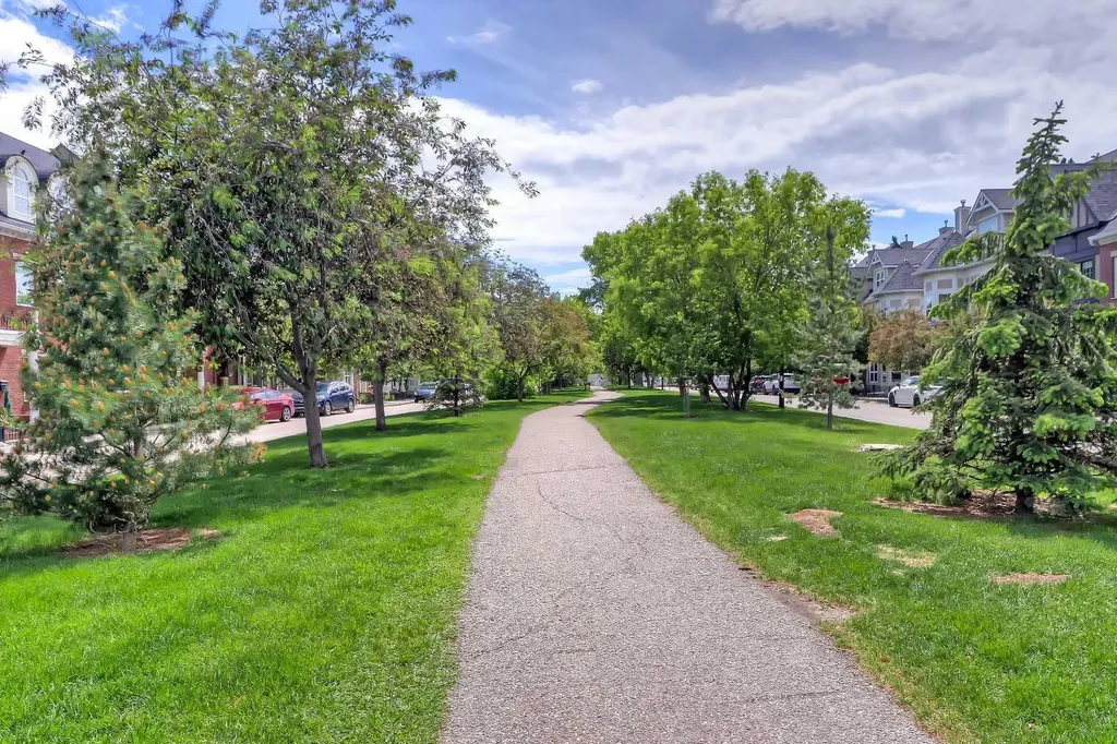 17 Somme Boulevard SW Calgary AB T2T 6K7