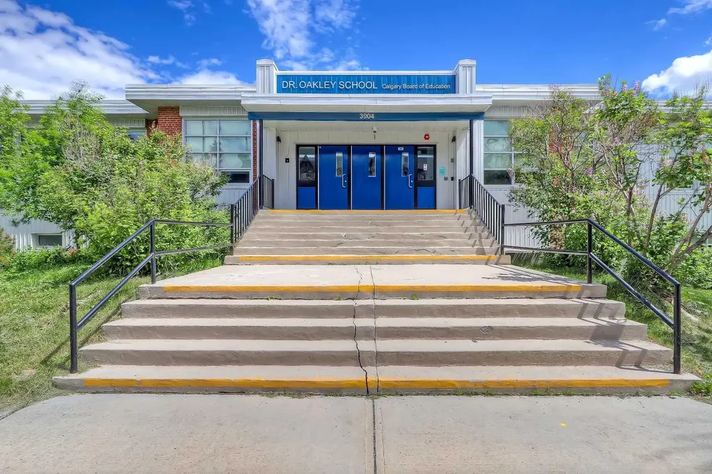 17 Somme Boulevard SW Calgary AB T2T 6K7