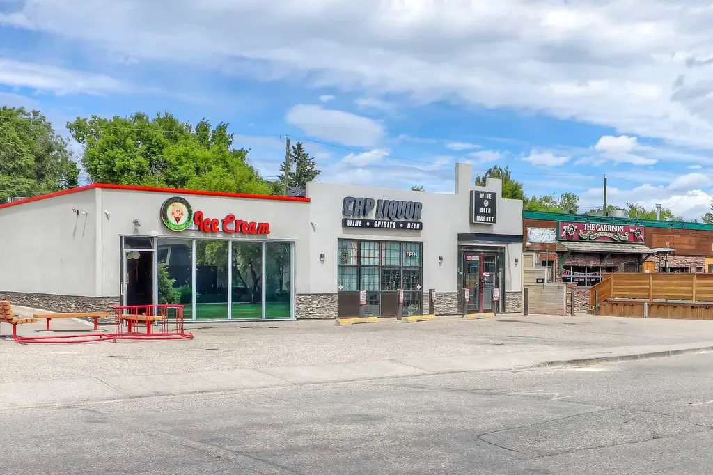 17 Somme Boulevard SW Calgary AB T2T 6K7