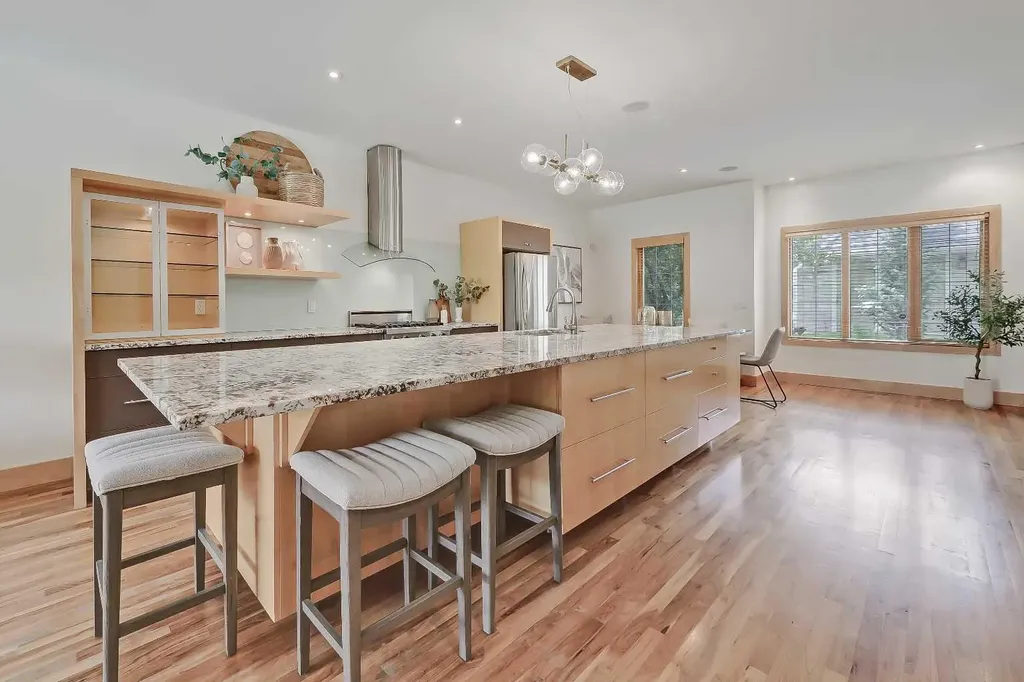 17 Somme Boulevard SW Calgary AB T2T 6K7