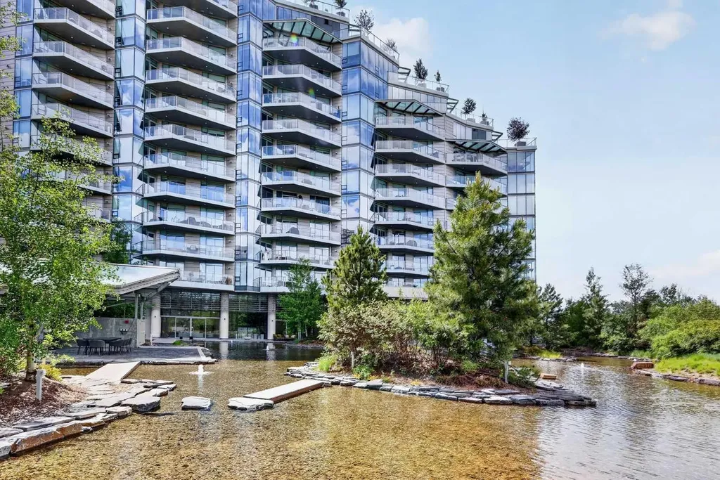 738 1 Avenue SW Calgary AB T2P5G8