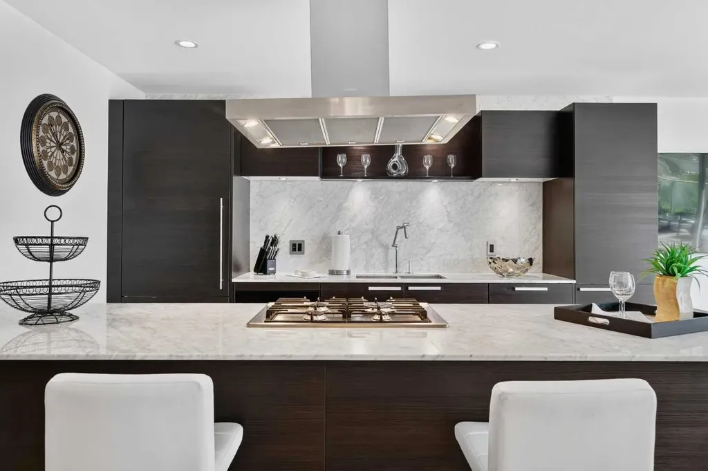 738 1 Avenue SW Calgary AB T2P5G8