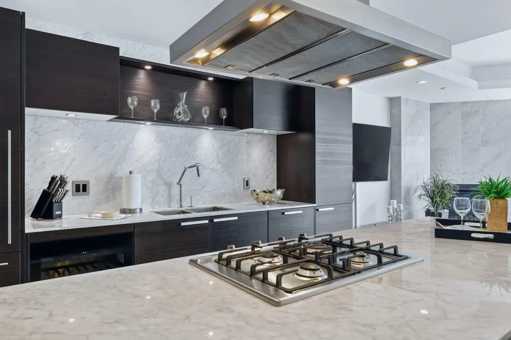 738 1 Avenue SW Calgary AB T2P5G8