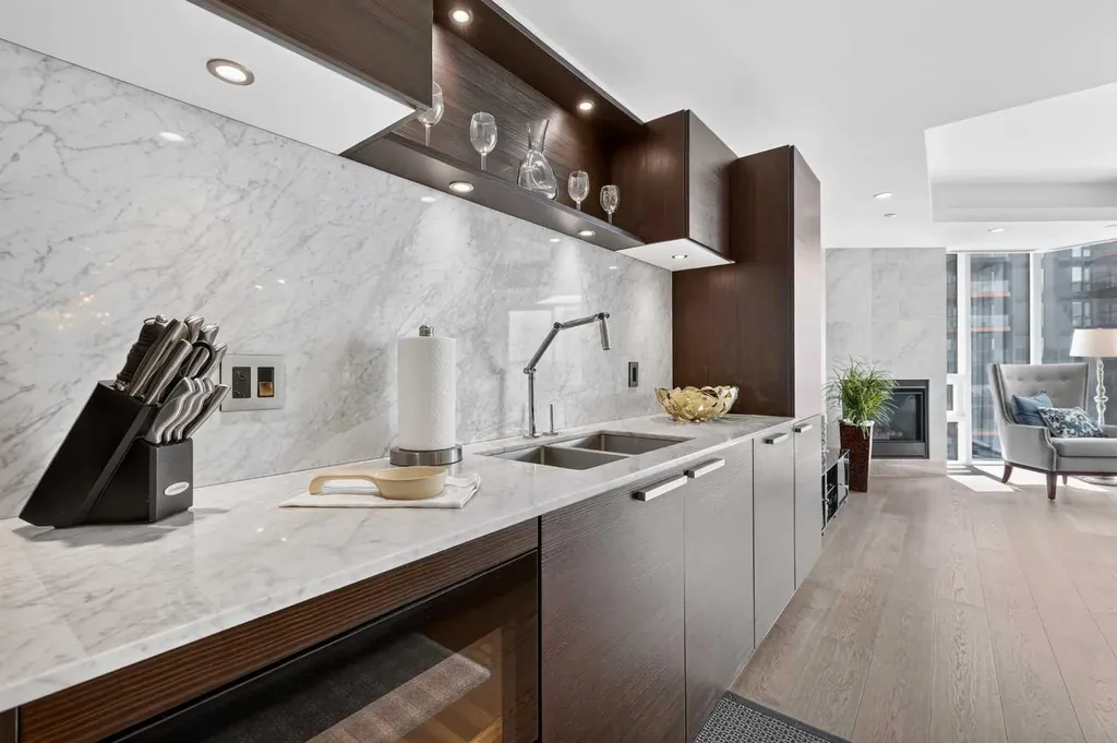 738 1 Avenue SW Calgary AB T2P5G8