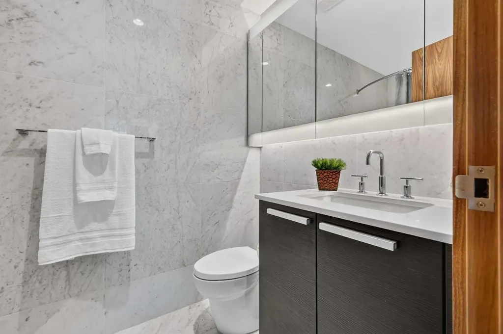 738 1 Avenue SW Calgary AB T2P5G8