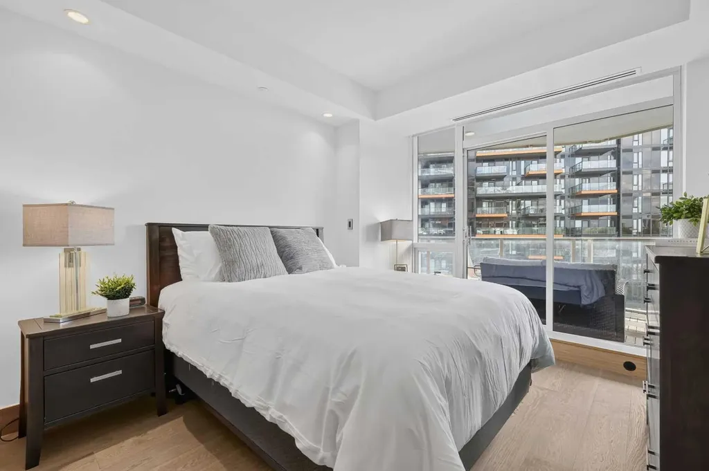 738 1 Avenue SW Calgary AB T2P5G8