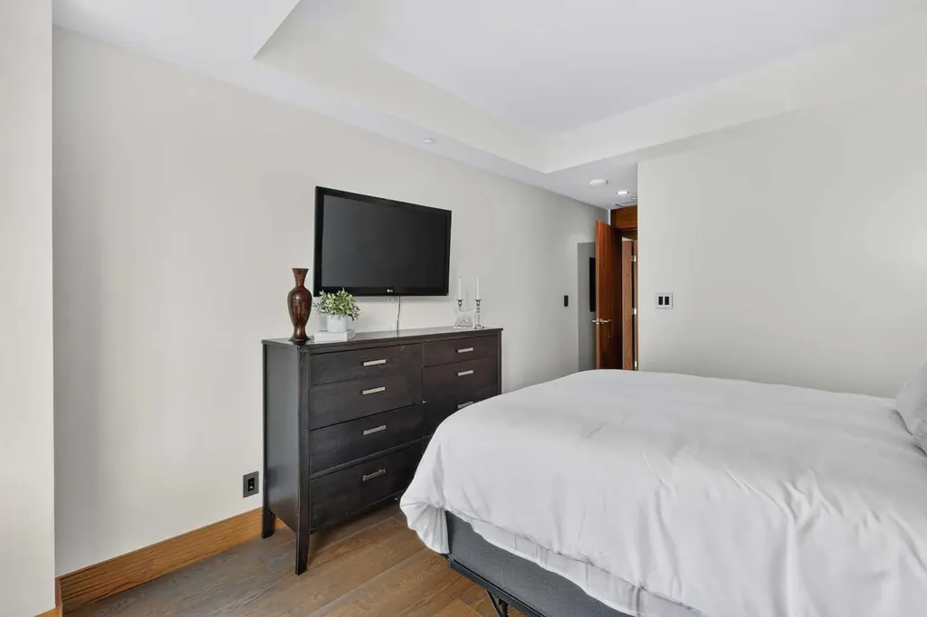 738 1 Avenue SW Calgary AB T2P5G8