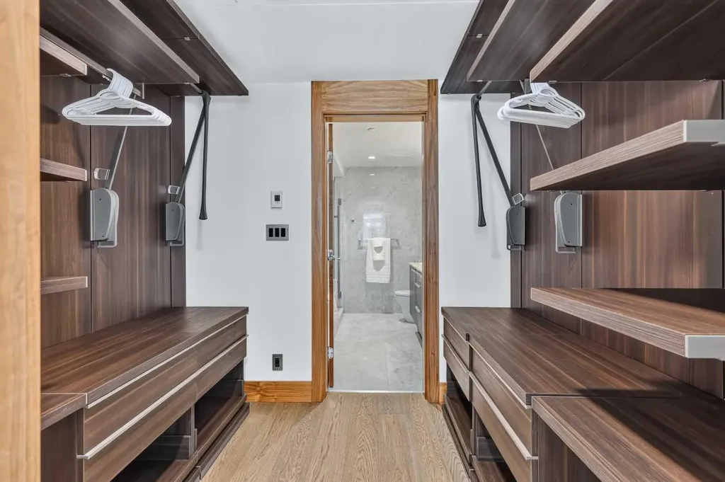 738 1 Avenue SW Calgary AB T2P5G8