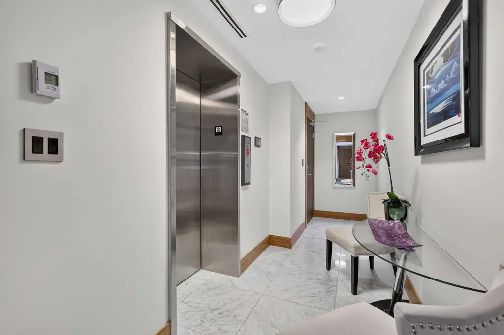 738 1 Avenue SW Calgary AB T2P5G8