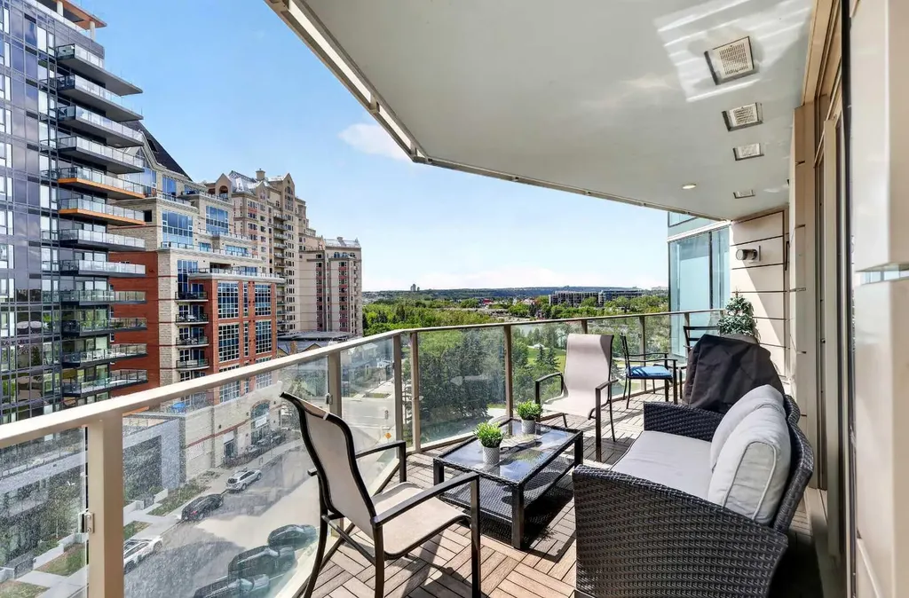 738 1 Avenue SW Calgary AB T2P5G8