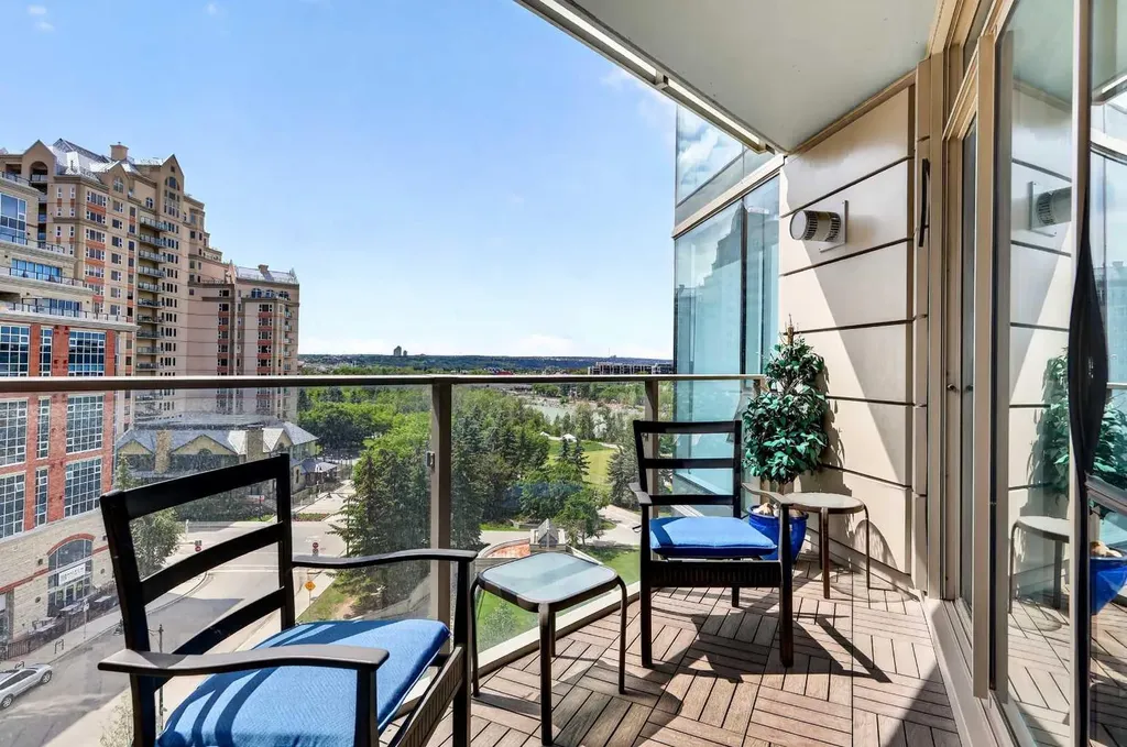 738 1 Avenue SW Calgary AB T2P5G8