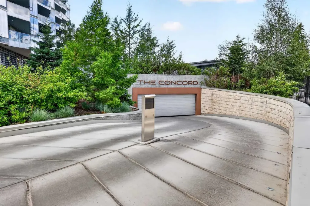 738 1 Avenue SW Calgary AB T2P5G8