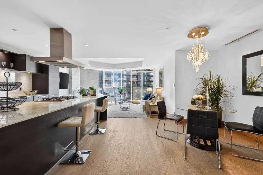 738 1 Avenue SW Calgary AB T2P5G8