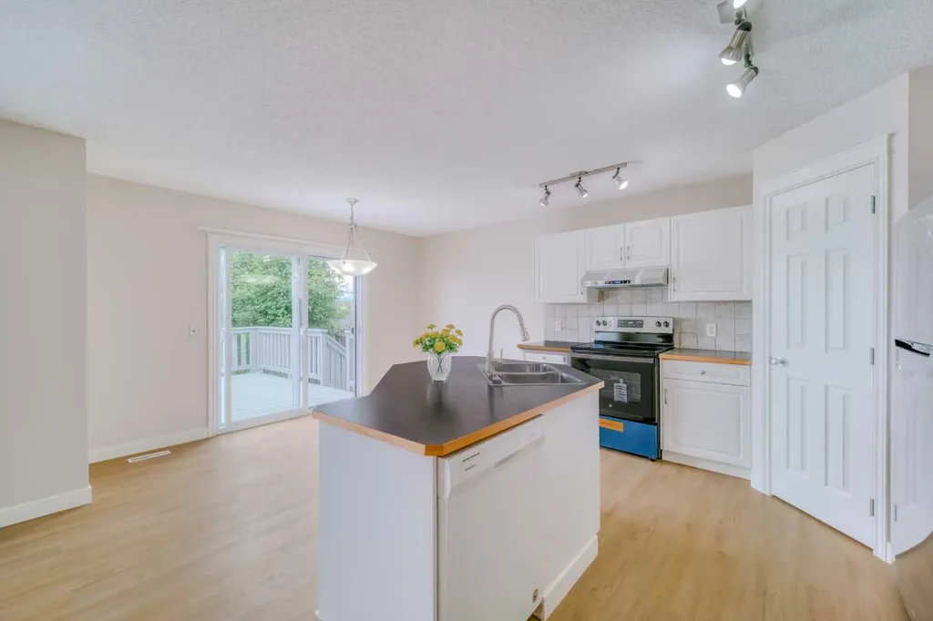 130 Somerglen Way SW Calgary AB T2Y 4B2