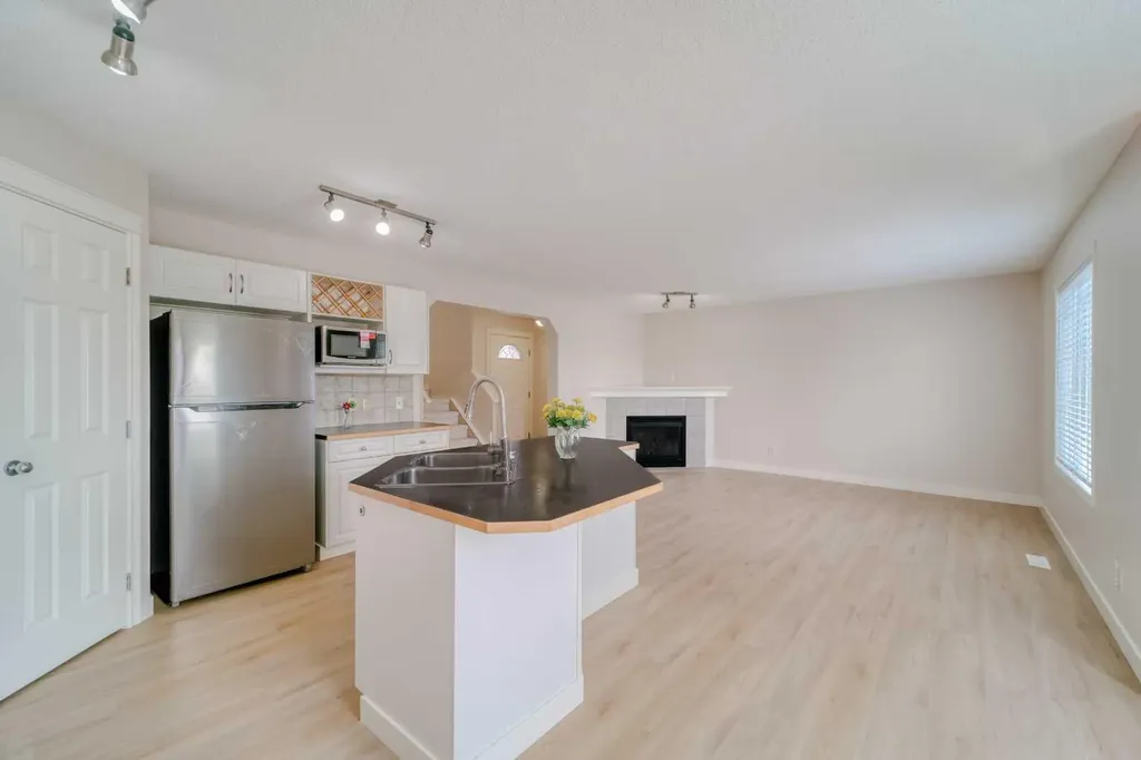 130 Somerglen Way SW Calgary AB T2Y 4B2