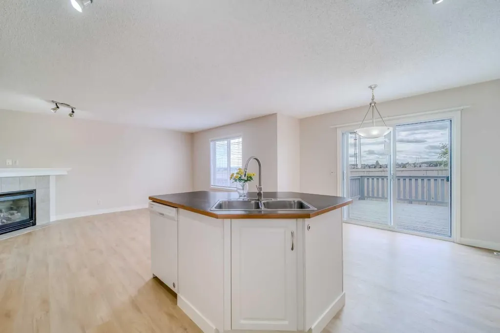 130 Somerglen Way SW Calgary AB T2Y 4B2