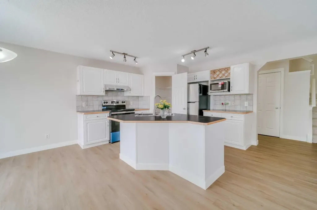 130 Somerglen Way SW Calgary AB T2Y 4B2