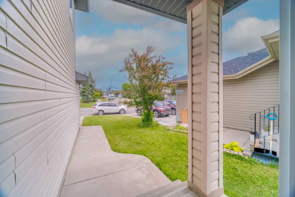 130 Somerglen Way SW Calgary AB T2Y 4B2