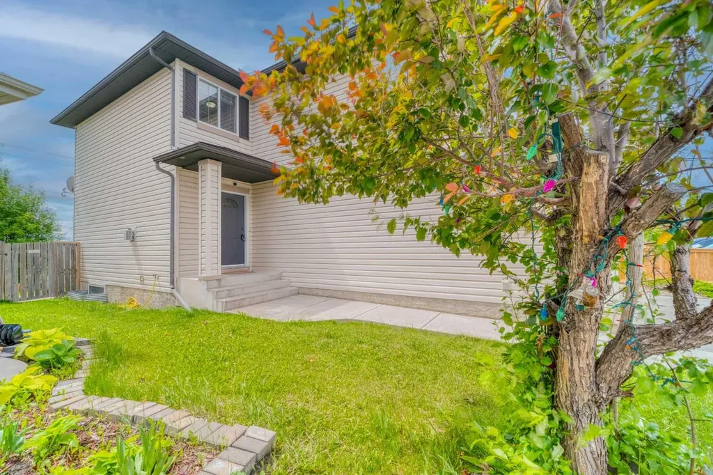 130 Somerglen Way SW Calgary AB T2Y 4B2