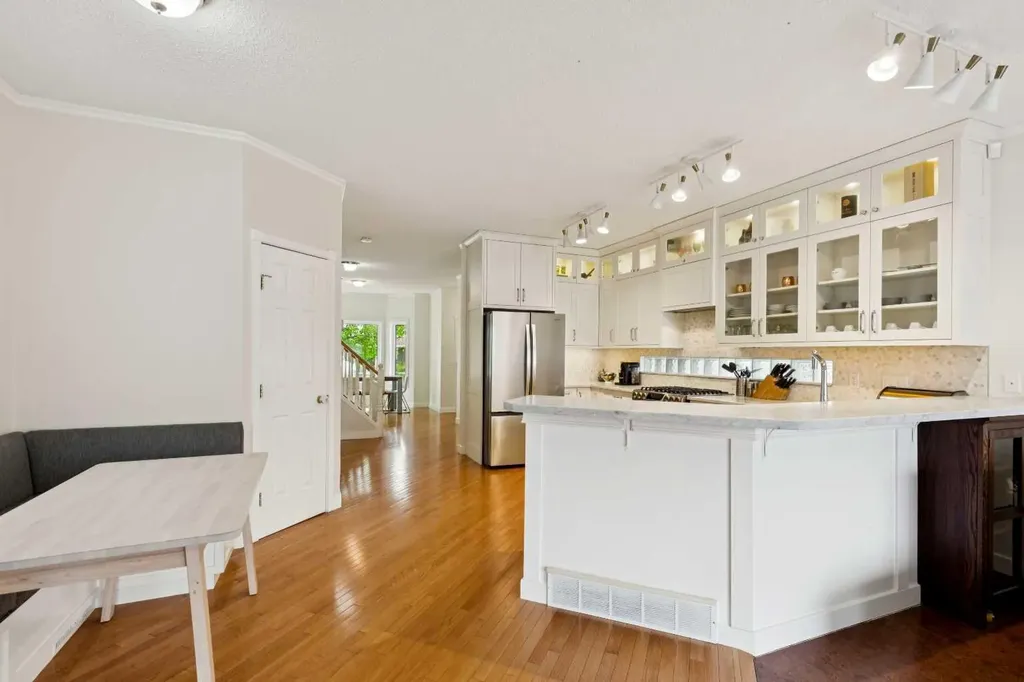 718 53 Avenue SW Calgary AB T2V0C3