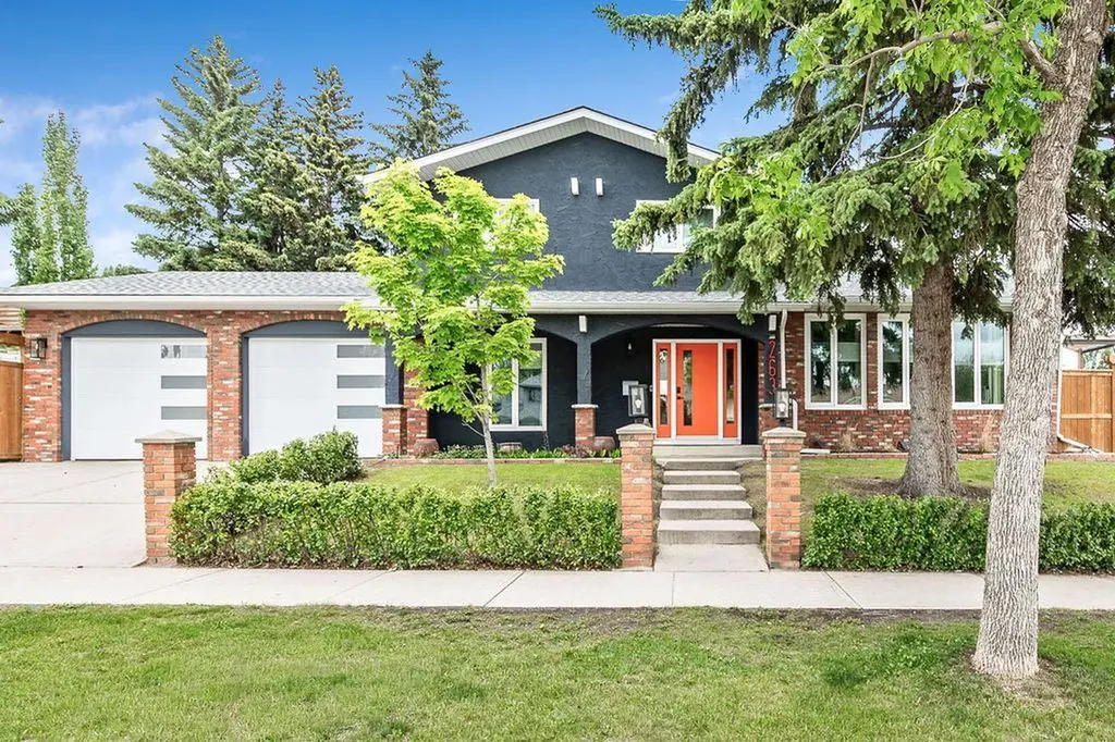 263 Silvergrove Place NW Calgary AB T3B 4T5