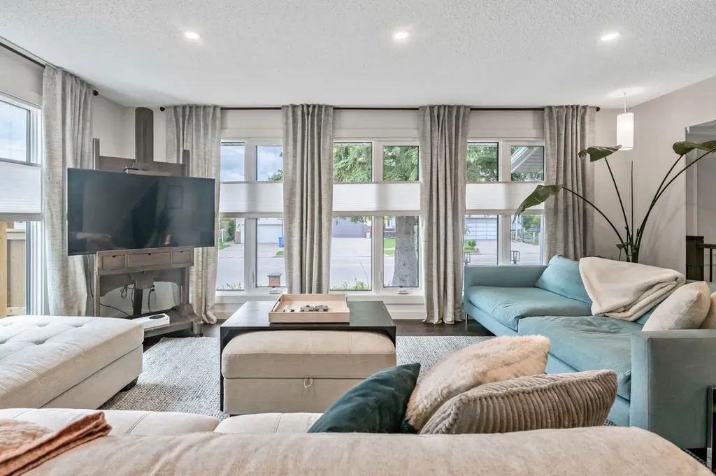 263 Silvergrove Place NW Calgary AB T3B 4T5