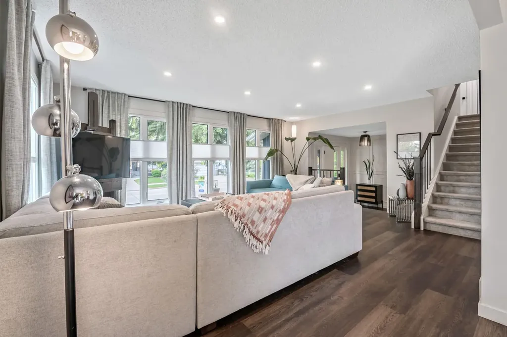 263 Silvergrove Place NW Calgary AB T3B 4T5