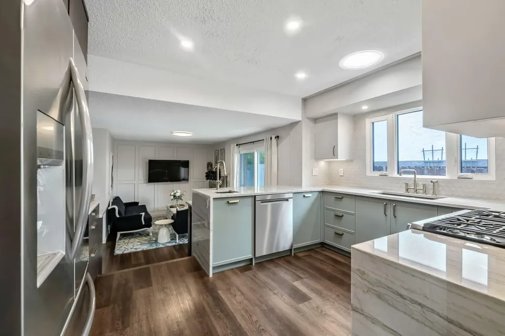 263 Silvergrove Place NW Calgary AB T3B 4T5