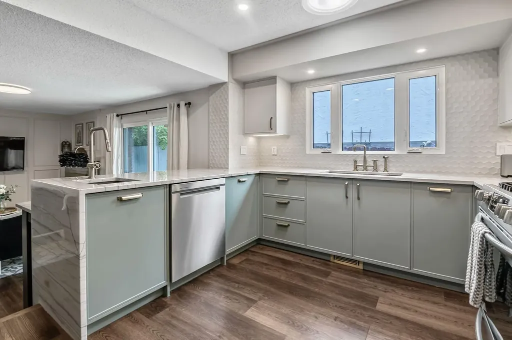 263 Silvergrove Place NW Calgary AB T3B 4T5