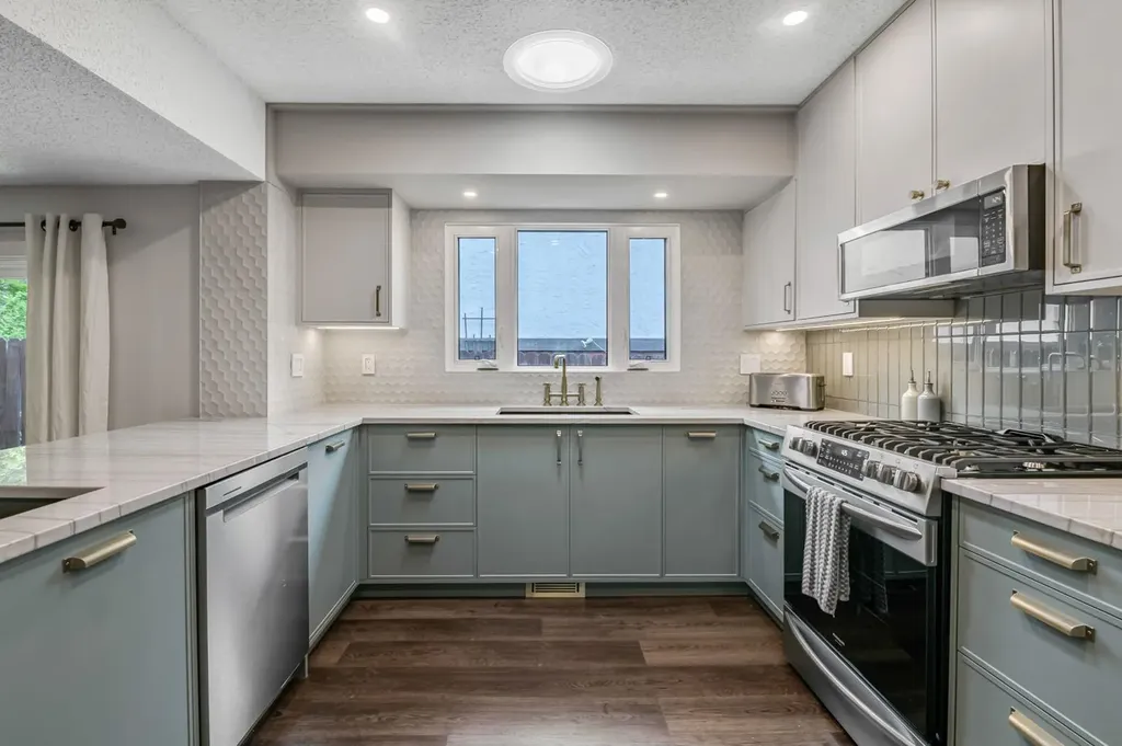 263 Silvergrove Place NW Calgary AB T3B 4T5