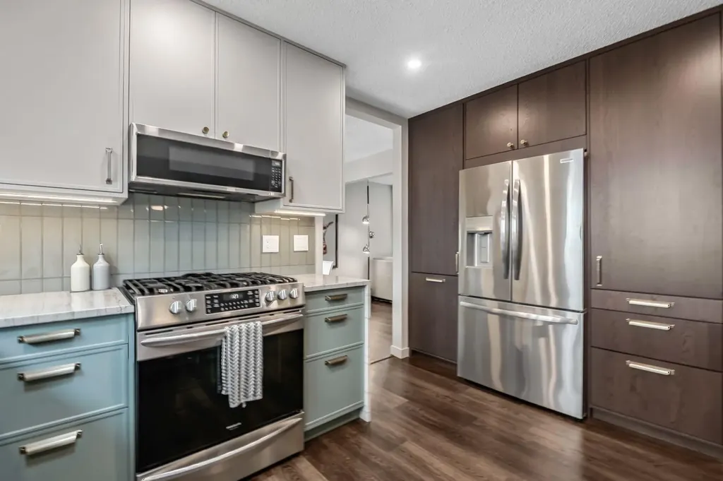 263 Silvergrove Place NW Calgary AB T3B 4T5