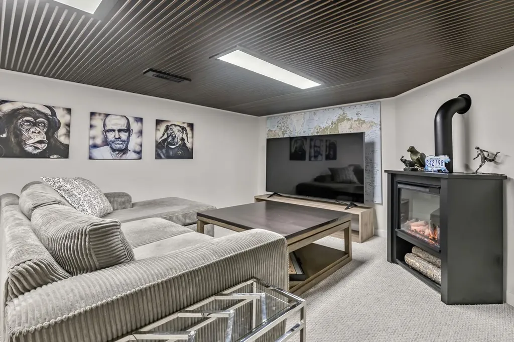 263 Silvergrove Place NW Calgary AB T3B 4T5