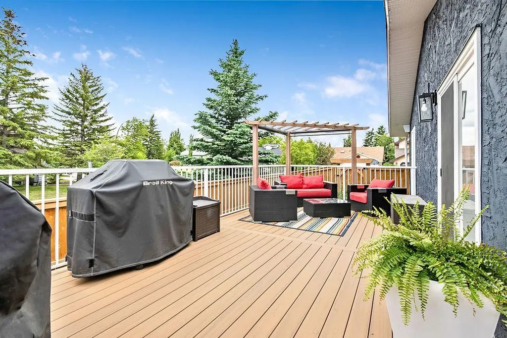 263 Silvergrove Place NW Calgary AB T3B 4T5