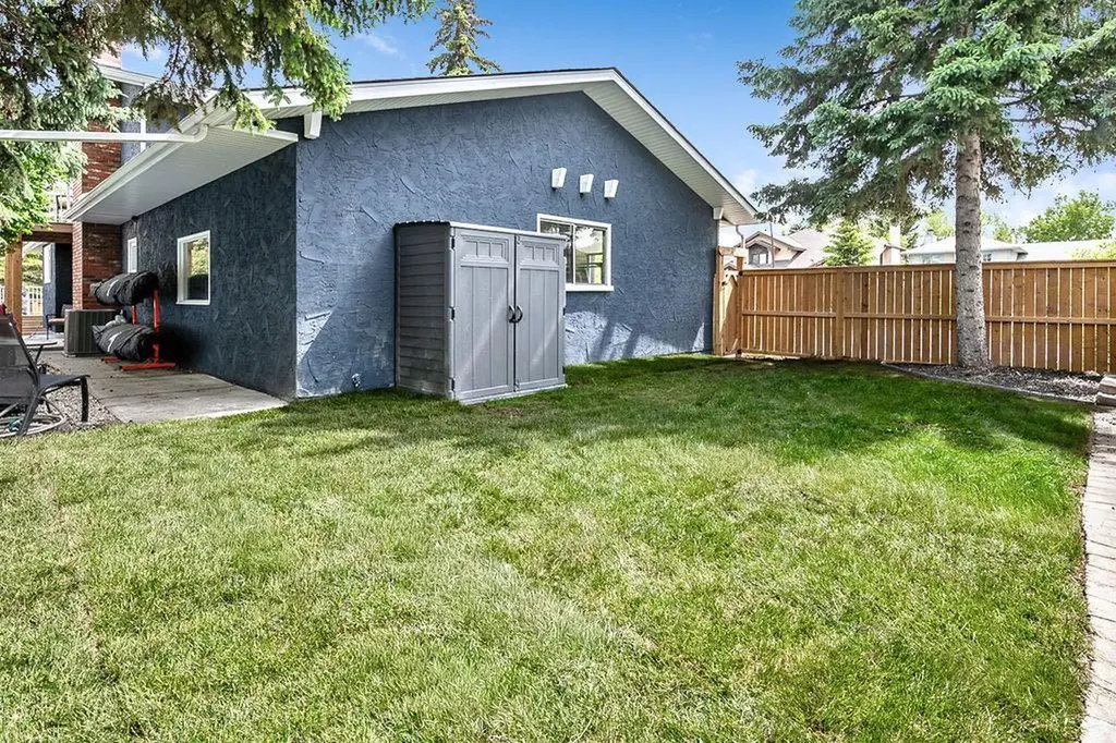 263 Silvergrove Place NW Calgary AB T3B 4T5