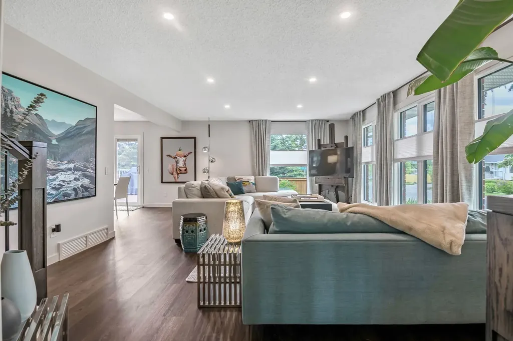 263 Silvergrove Place NW Calgary AB T3B 4T5