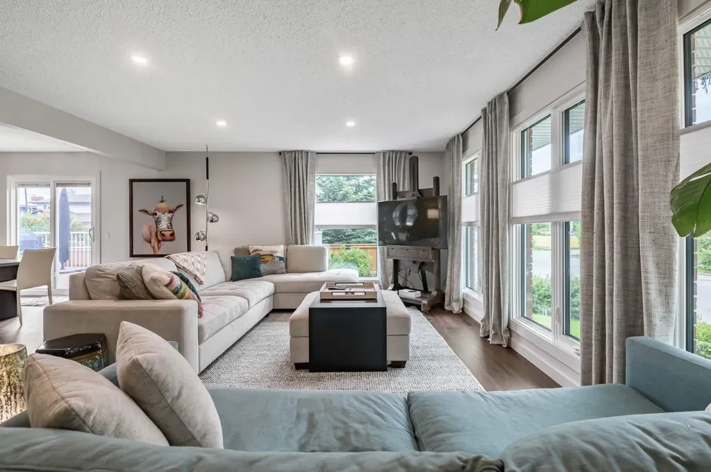 263 Silvergrove Place NW Calgary AB T3B 4T5