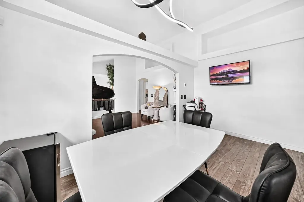 91 Panamount Gardens NW Calgary AB T3K 5V5