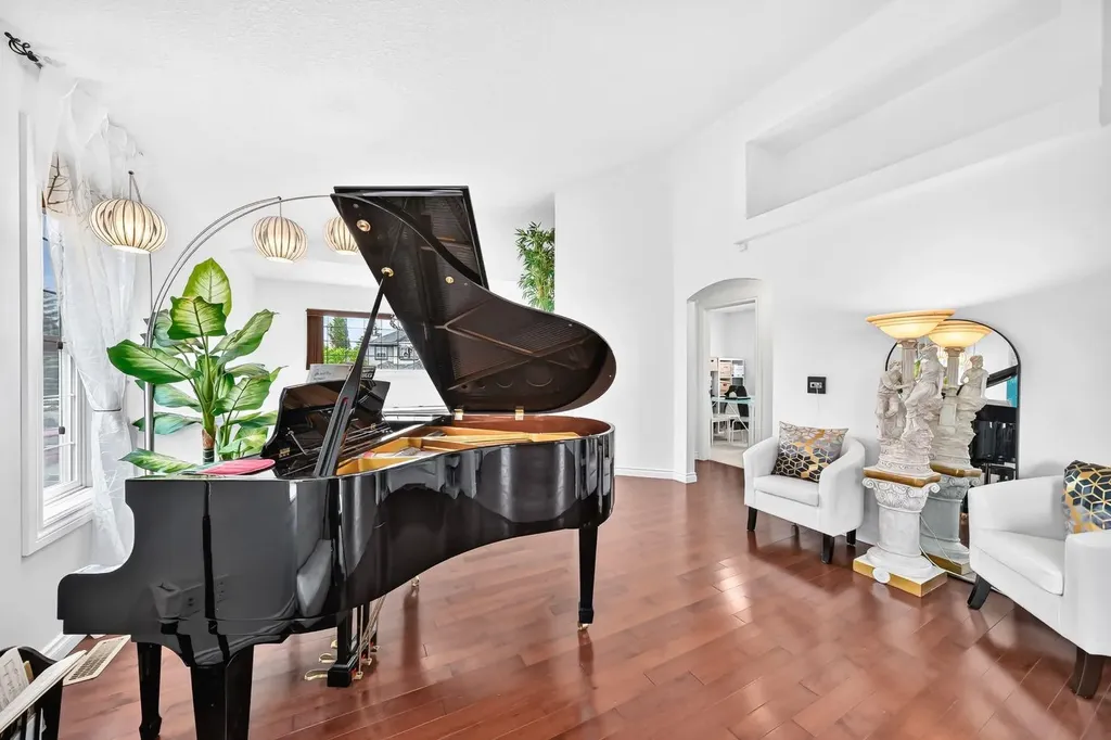 91 Panamount Gardens NW Calgary AB T3K 5V5