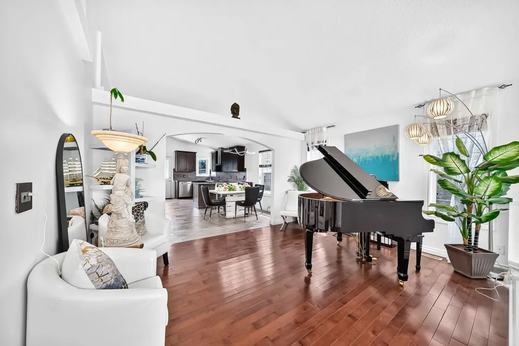91 Panamount Gardens NW Calgary AB T3K 5V5