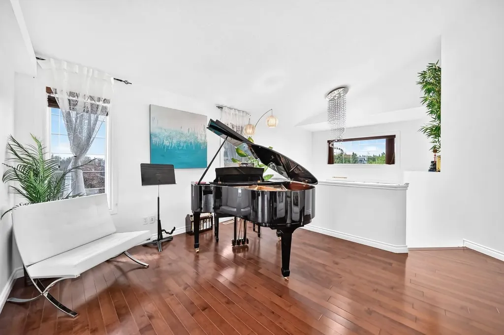 91 Panamount Gardens NW Calgary AB T3K 5V5